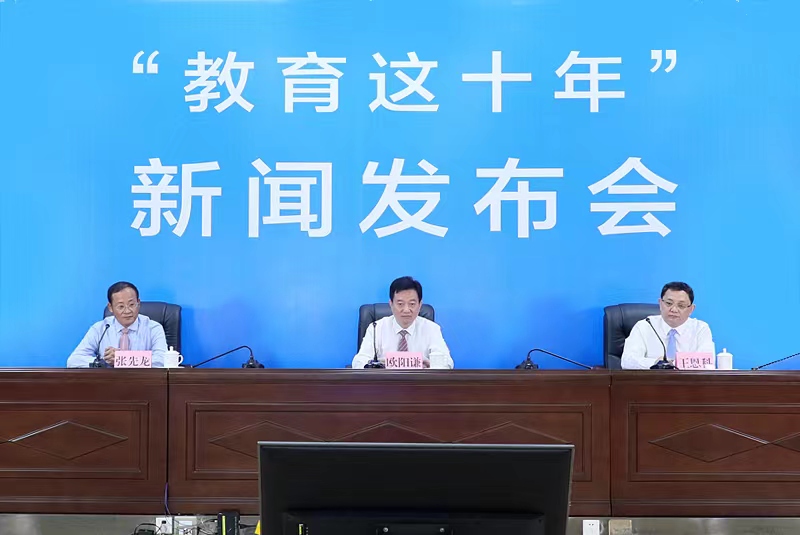 教育这十年.jpg